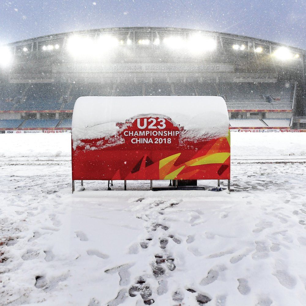 ملعب جوانجزو الأولمبي مغطى بالثلوج