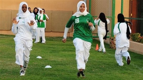 لاعبات سعوديات يمارسن كرة القدم