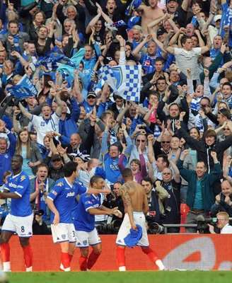 بورتسموث ولحظة فرح قبل الهبوط إلي مصاف أندية الدرجة الأولي