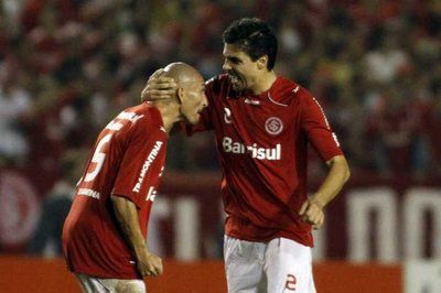 فرحة لاعب إنترناسيونال بوليفار (اليمين) بتسجيل الهدف الثاني لفريقه