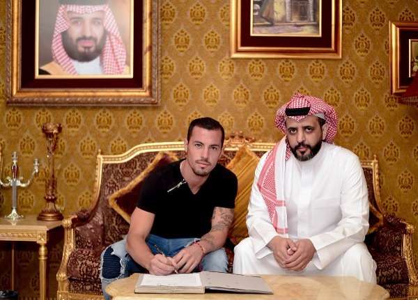 جانب من التوقيع