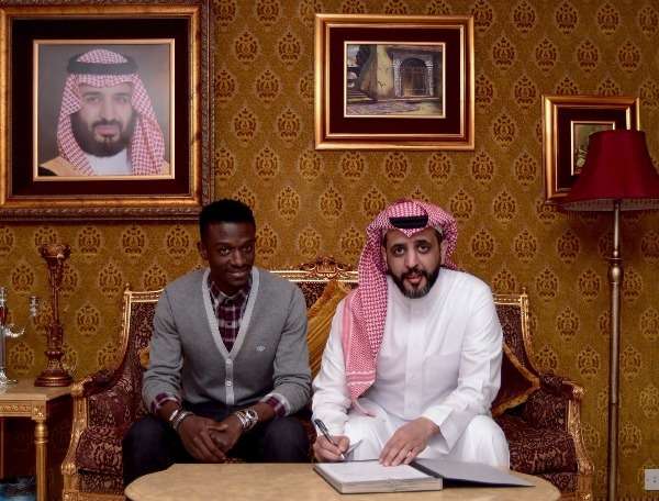 حسن معاذ أثناء توقيع العقد