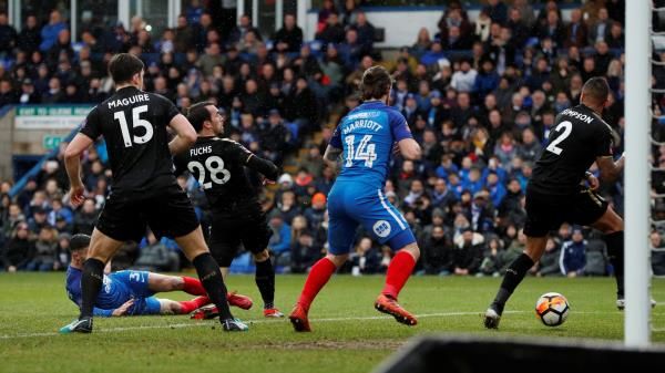 جانب من مباراة ليستر سيتي وبيتربوره يونايتد