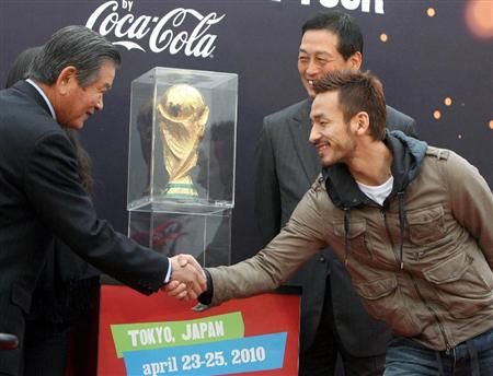 السيد ناكاتا ( يمين ) يصافح الرئيس الفخري السيد كاوابوتشي