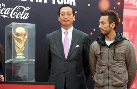 السيد ناكاتا يقف بجانب رئيس شركة كوكاكولا اليابان السيد ماساهيكو أوتاني