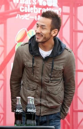 أسطورة الكرة اليابانية السيد ناكاتا كان أول الحاضرين لإستقبال كأس العالم