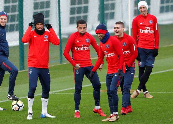 مورا وسط زملائه