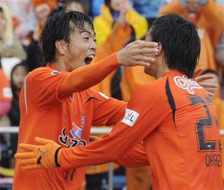 لاعب الوسط ياماموتو ( يسار ) يحتفل مع أوكازاكي بعد إحرازه هدف الفوز لشيميزو بمرمى أوميا 