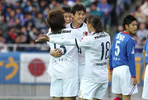 المدافع الكوري لي جونغ سو ( وسط ) يحتفل بعد إحرازه الهدف الأول لكاشيما