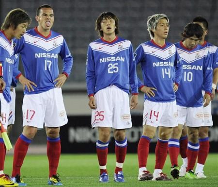 شونسوكي ناكامورا ( رقم 25 ) في حالة حزن بعد الخسارة القاسية أمام كاشيما أنتلرز