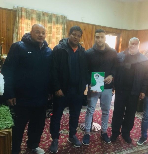 جانب من توقيع العقد