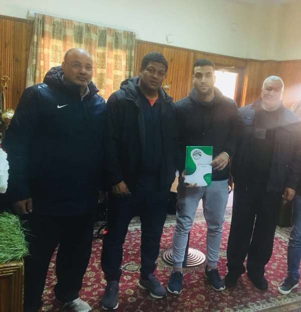 جانب من توقيع العقد