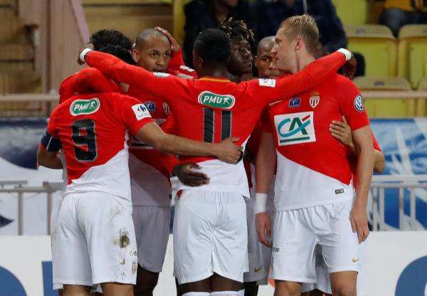  فابينيو مع لاعبي موناكو