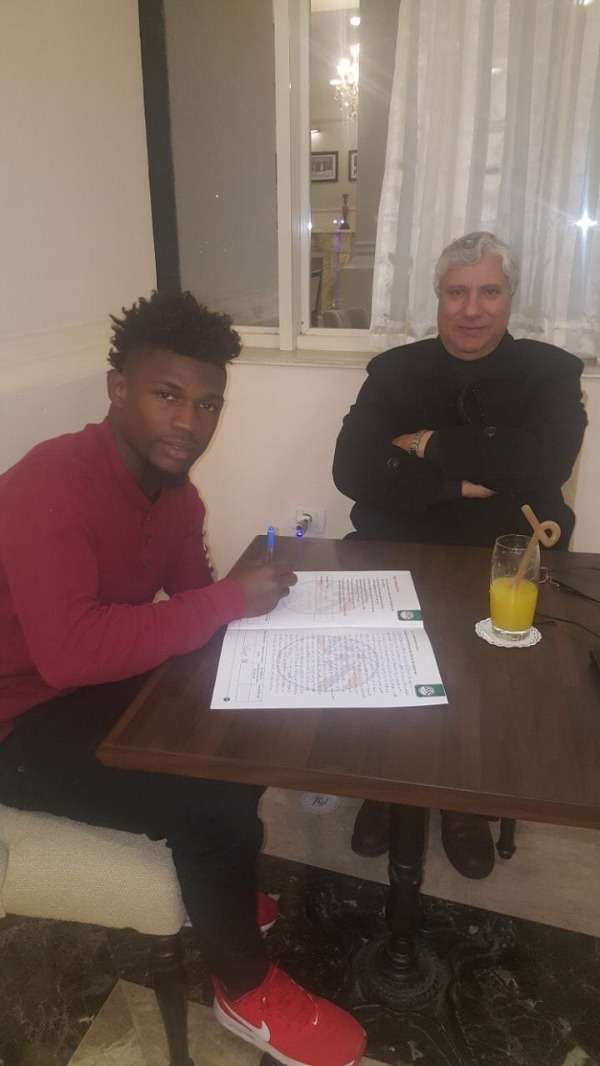 جانب من التوقيع