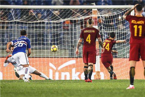 لحظة تصدي حارس سامبدوريا لركلة الجزاء