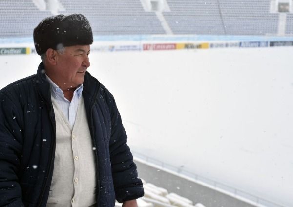 إغامبردييف خلال تفقده لأرضية الملعب اليوم