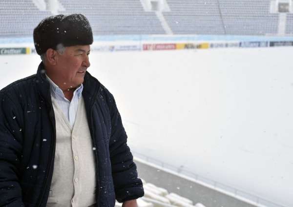 إغامبردييف خلال تفقده لأرضية الملعب اليوم