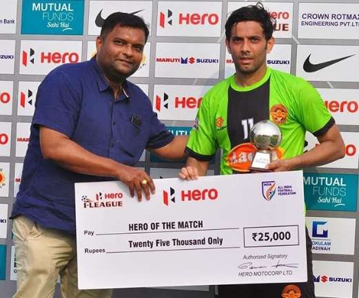 محمود العجيمي يتسلم جائزة أفضل لاعب في المباراة