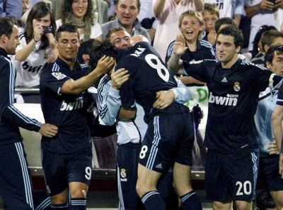 فرحة لاعبي الريال مدريد بهدف كاكا 