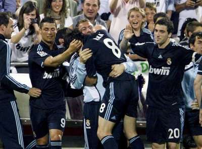 فرحة لاعبي الريال مدريد بهدف كاكا