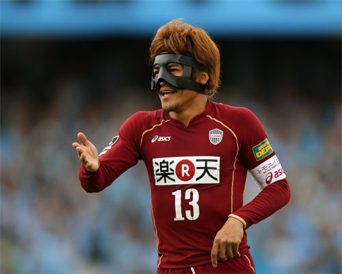 المهاجم يوشيتو أوكوبو تجاهل النصائح الطبية وشارك بمباراة الأمس بالقناع