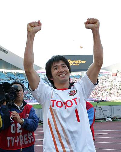 المهاجم كيجي تامادا يحتفل بعد ان كسب فريقه النقاط الثلاثة