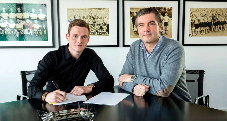 سيرجيو جوميز أثناء توقيعه لدورتموند