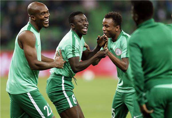  أوجينكارو مع لاعبي نيجيريا