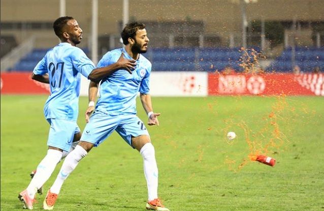 راشد الحوطي أثناء احتفاله ناحية جماهير المحرق