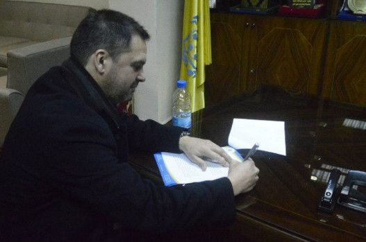  بيدرو بارني لحظة توقيعه العقد