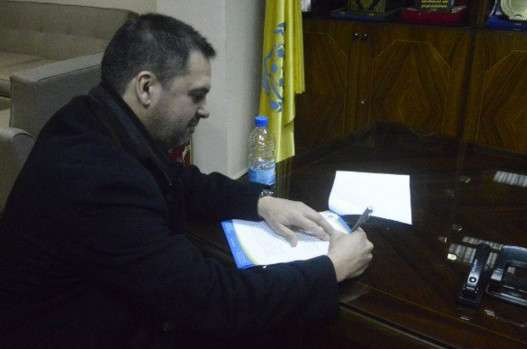 بيدرو بارني لحظة توقيعه العقد