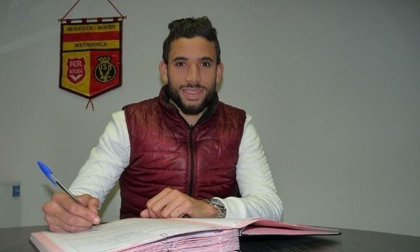 اليعقوبي أثناء توقيع العقد