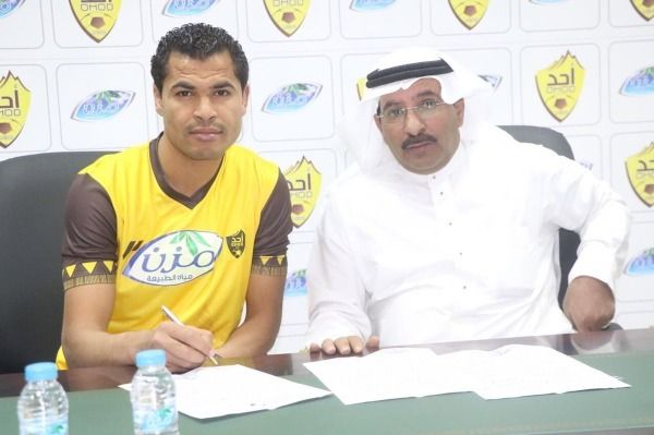 خلال توقيع العقود