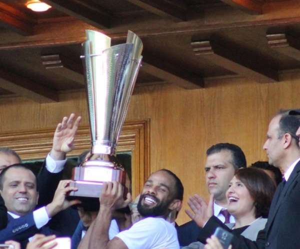 قائد الافريقي صابر خليفة يحمل كأس تونس