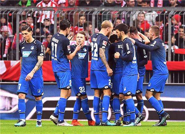 فرحة لاعبي هوفنهايم بأحد أهداف جنابري