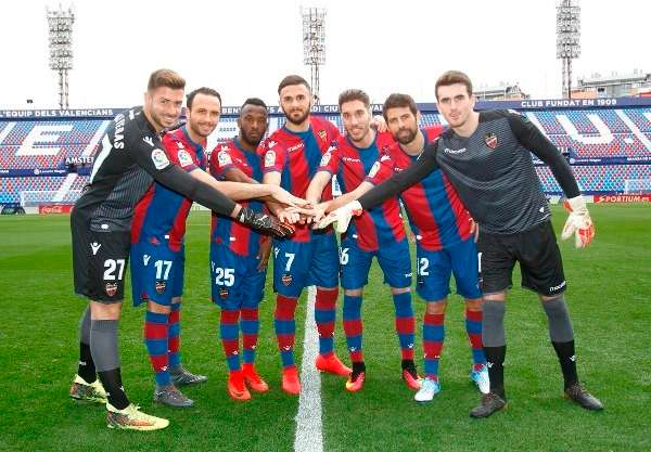 فهد المولد مع لاعبي ليفانتي