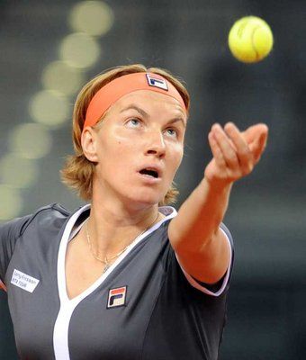 كوزنيتسوفا تستعد للعب ضربة ارسال 