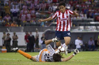 لاعب تشيفاس عمر برافو يحاول مرواغة حارس فيليز ماركيلو