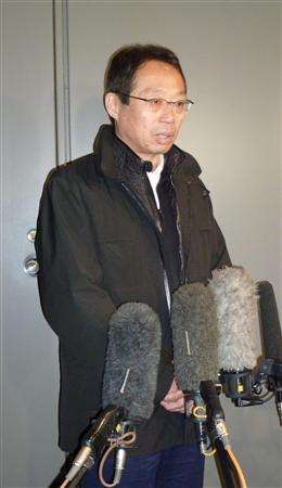 السيد أوكادا يتحدث للصحفيين بمطار ناريتا