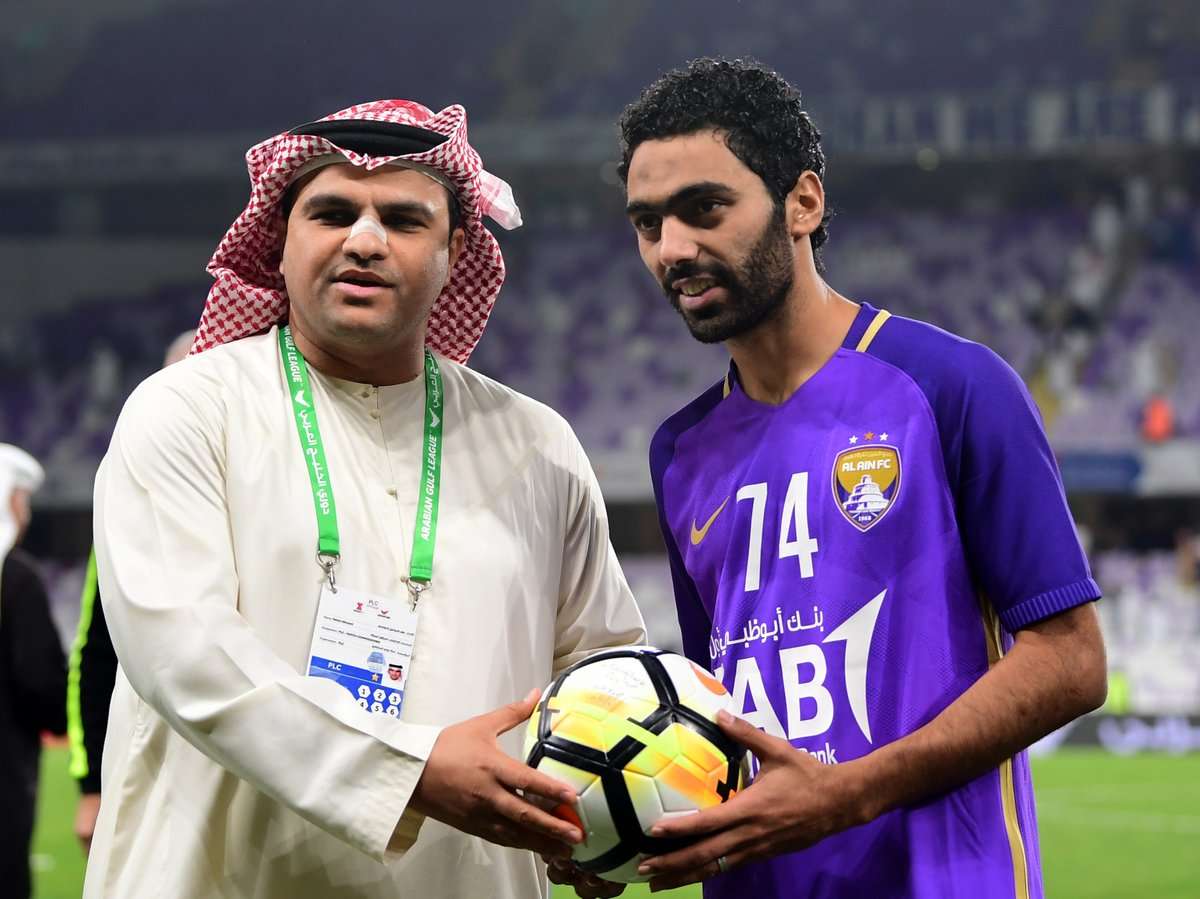 الشحات خلال تسلمه الكرة