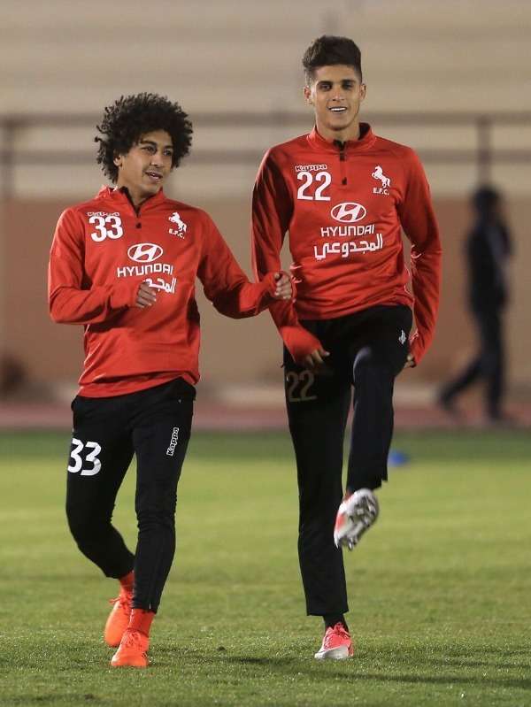 حسين السيد (يسار)