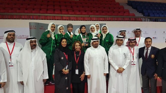 لاعبات السعودية للكاراتيه يحتفلن بالميداليات