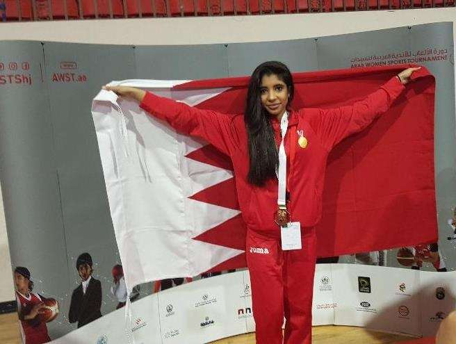 البحرينية فيٌ جناحي مع الميدالية برونزية