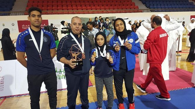 لاعبات فريق النصر الإماراتي مع الميداليات