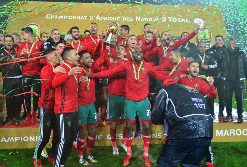 لاعبو المنتخب المغربي يرفعون كأس البطولة