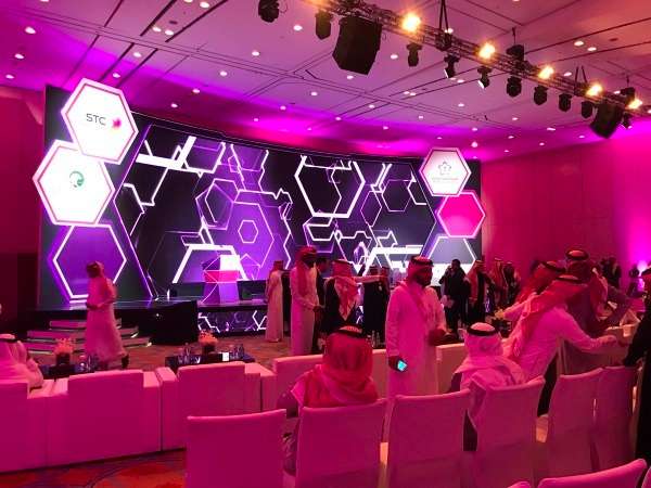 النجوم يتوافدون على القاعة