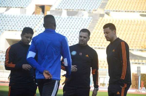 بيدرو وتحية لاعبي الإسماعيلى قبل أول مران له مع الدروايش