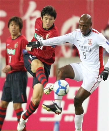 المدافع لي جونغ سو ( يسار )