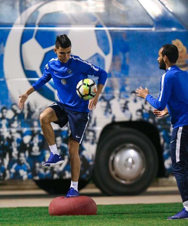 أشرف بنشرقي خلال تدريبات الهلال