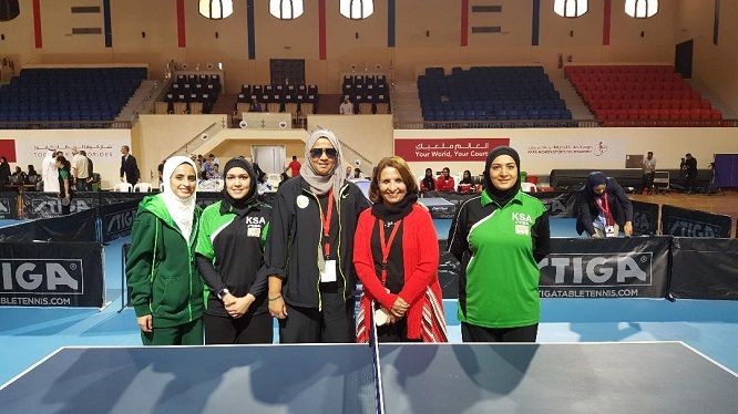 الشيخة حياة مع لاعبات فريق جدة الأخضر لكرة الطاولة